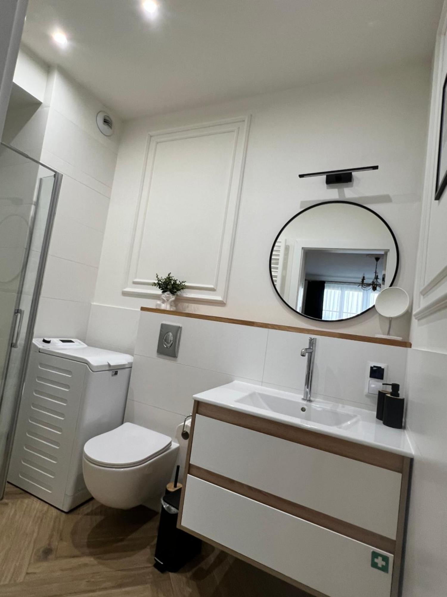 Atrium - Old Town Luxury Apartments - By Upstairs Krakow Bagian luar foto