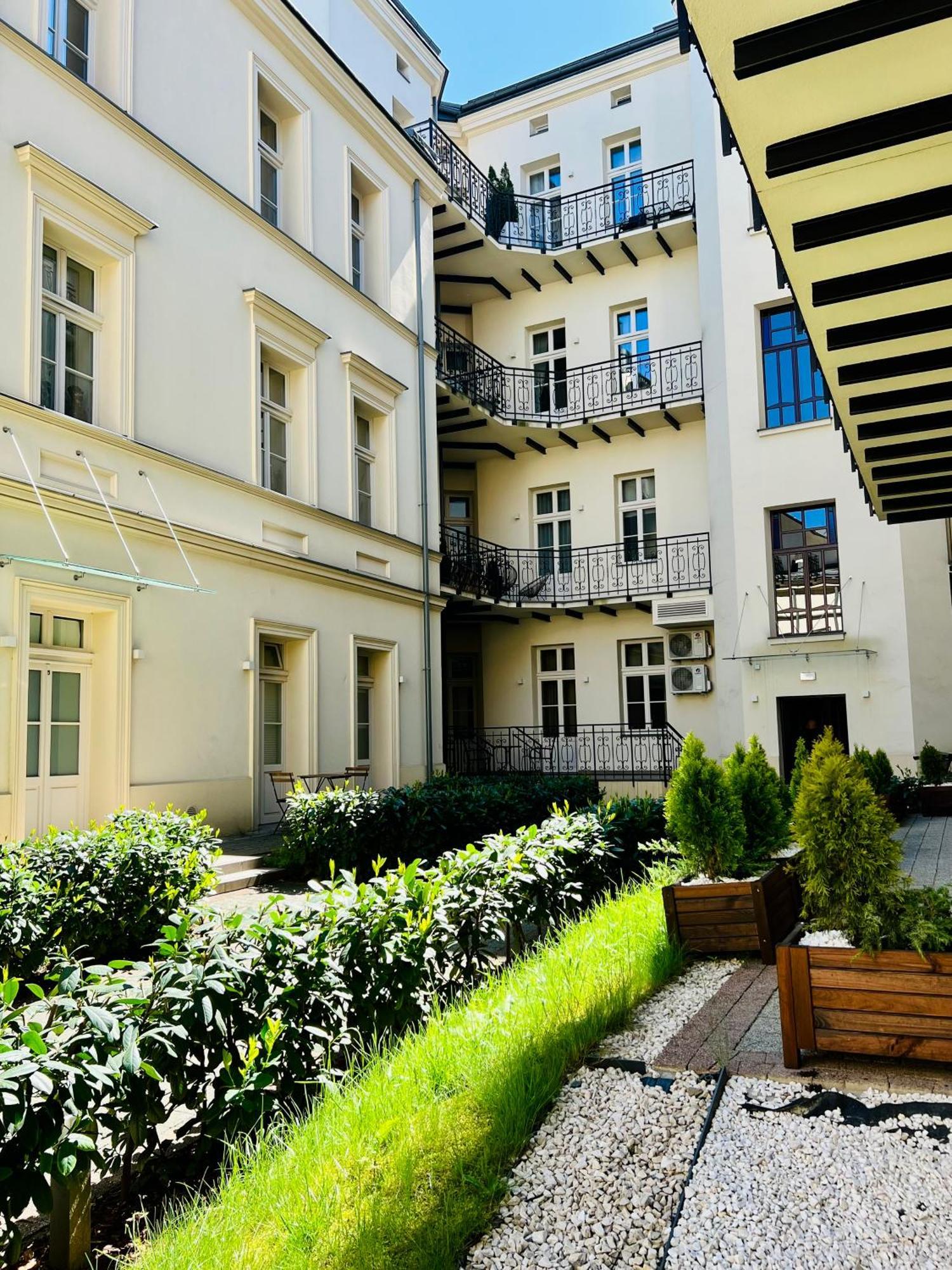 Atrium - Old Town Luxury Apartments - By Upstairs Krakow Bagian luar foto