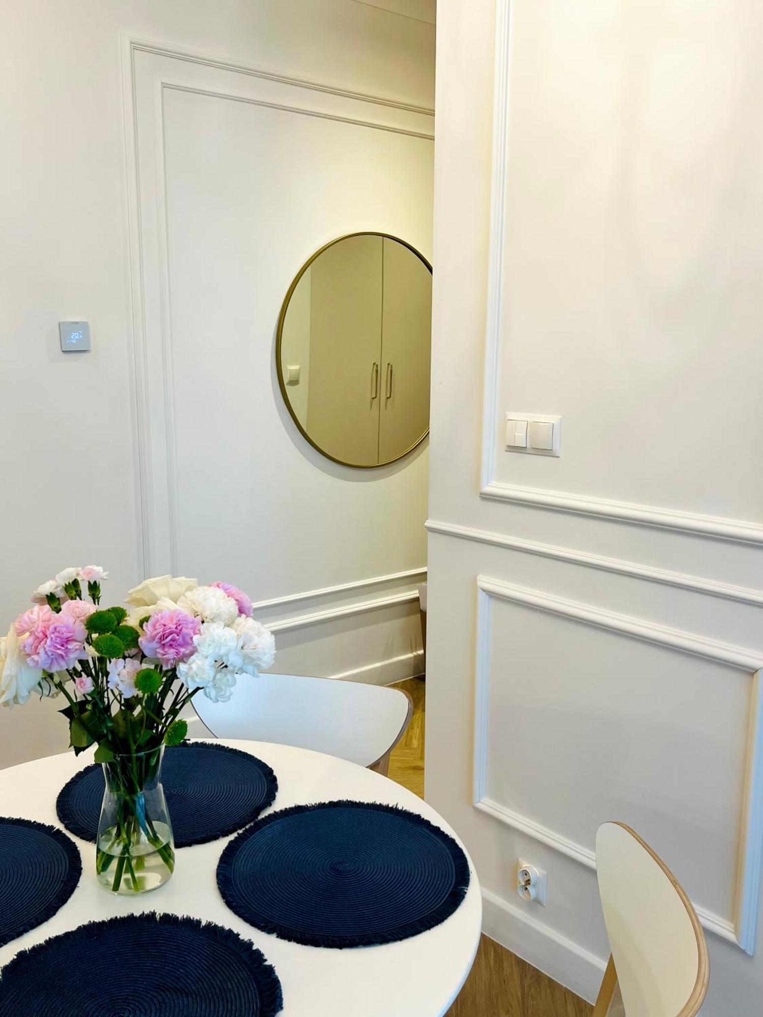 Atrium - Old Town Luxury Apartments - By Upstairs Krakow Bagian luar foto