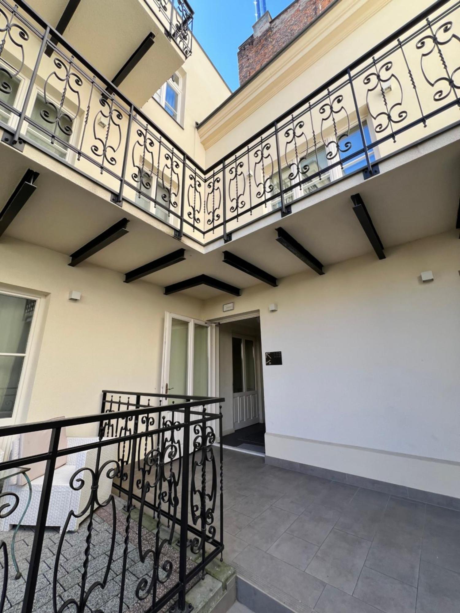 Atrium - Old Town Luxury Apartments - By Upstairs Krakow Bagian luar foto