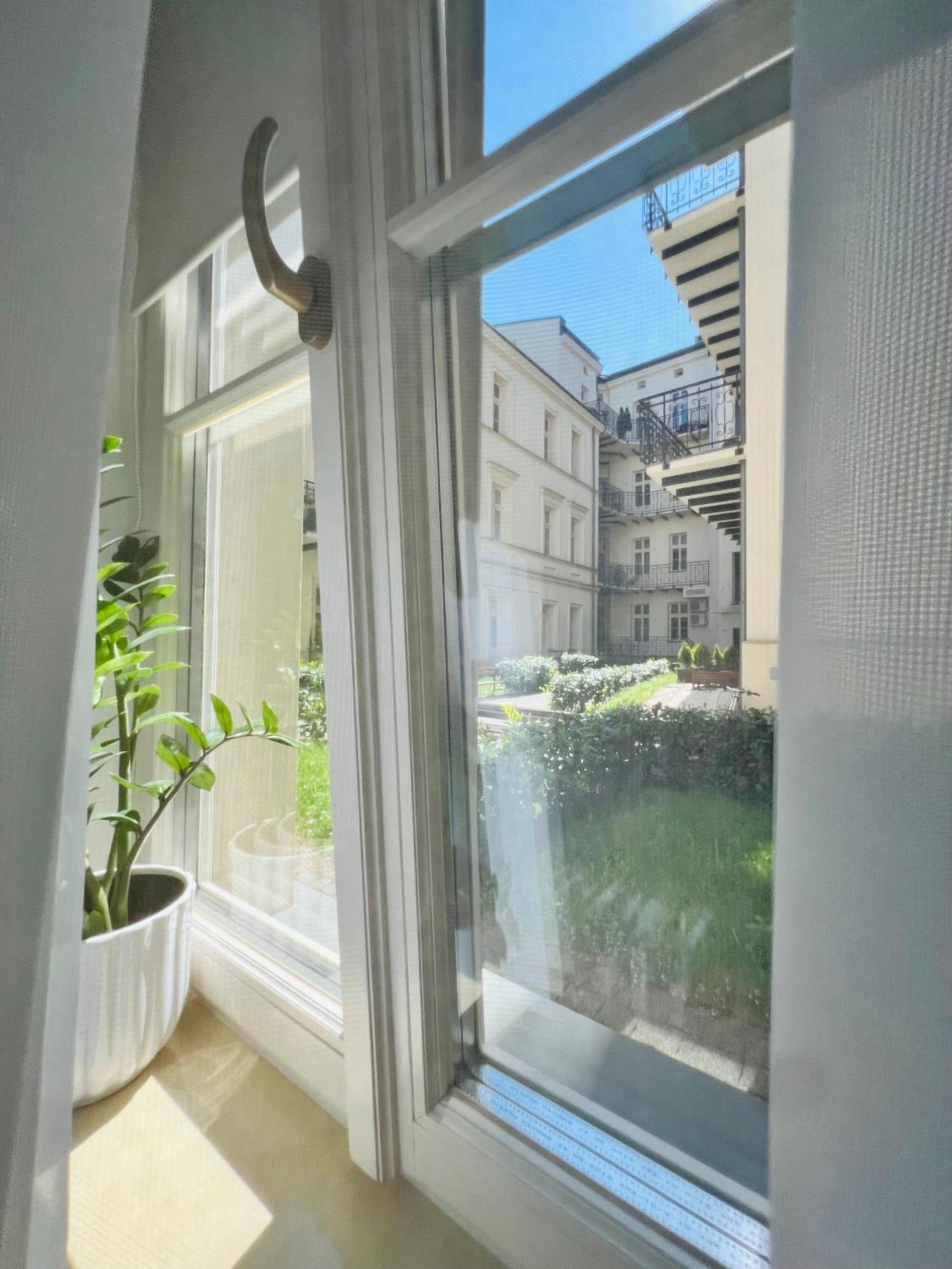 Atrium - Old Town Luxury Apartments - By Upstairs Krakow Bagian luar foto