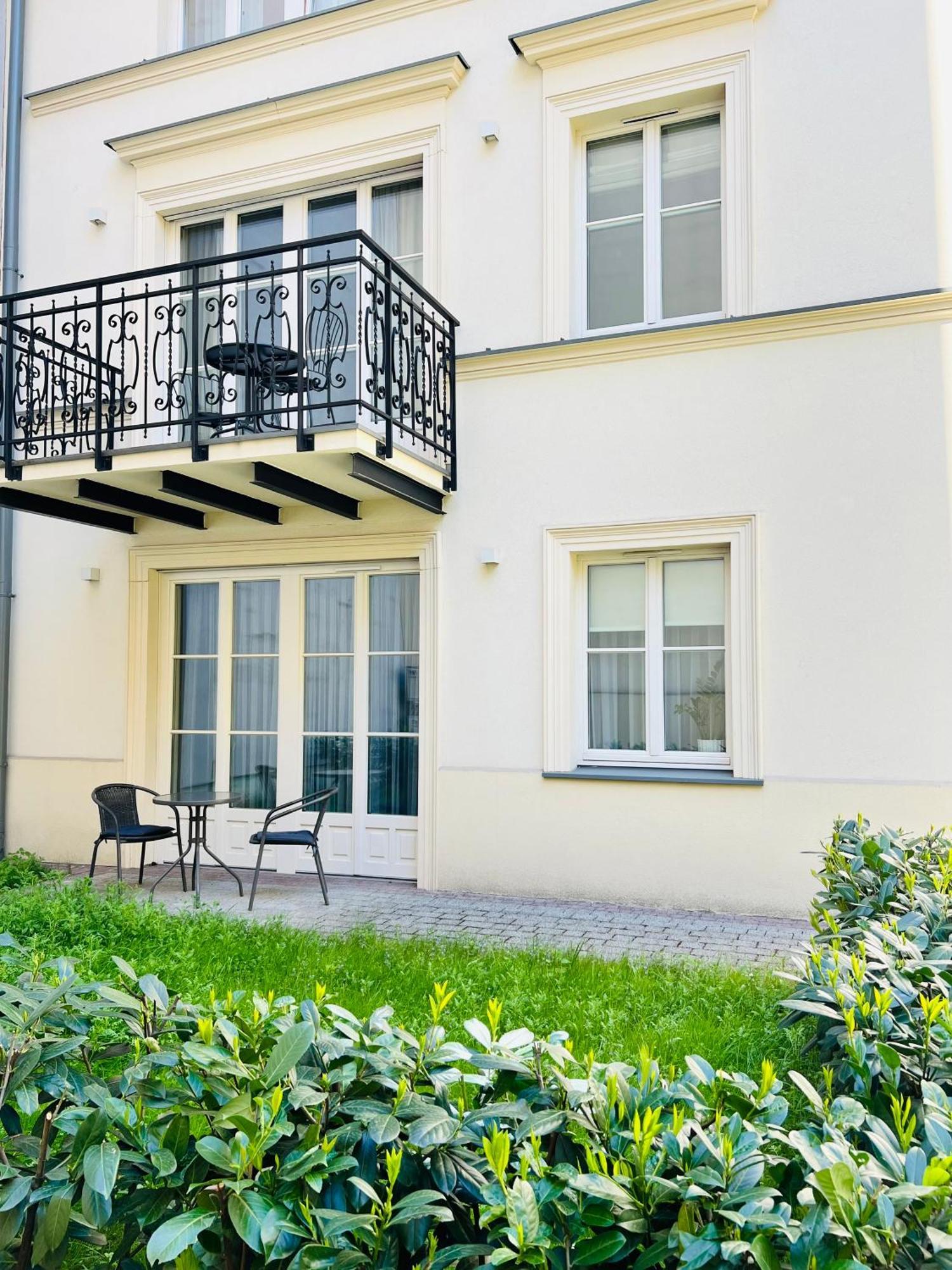 Atrium - Old Town Luxury Apartments - By Upstairs Krakow Bagian luar foto