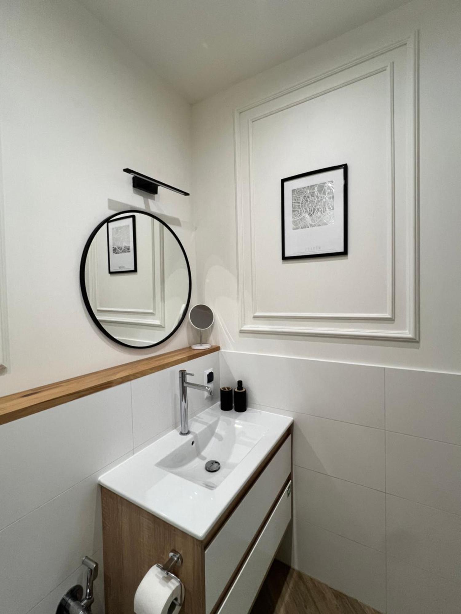 Atrium - Old Town Luxury Apartments - By Upstairs Krakow Bagian luar foto