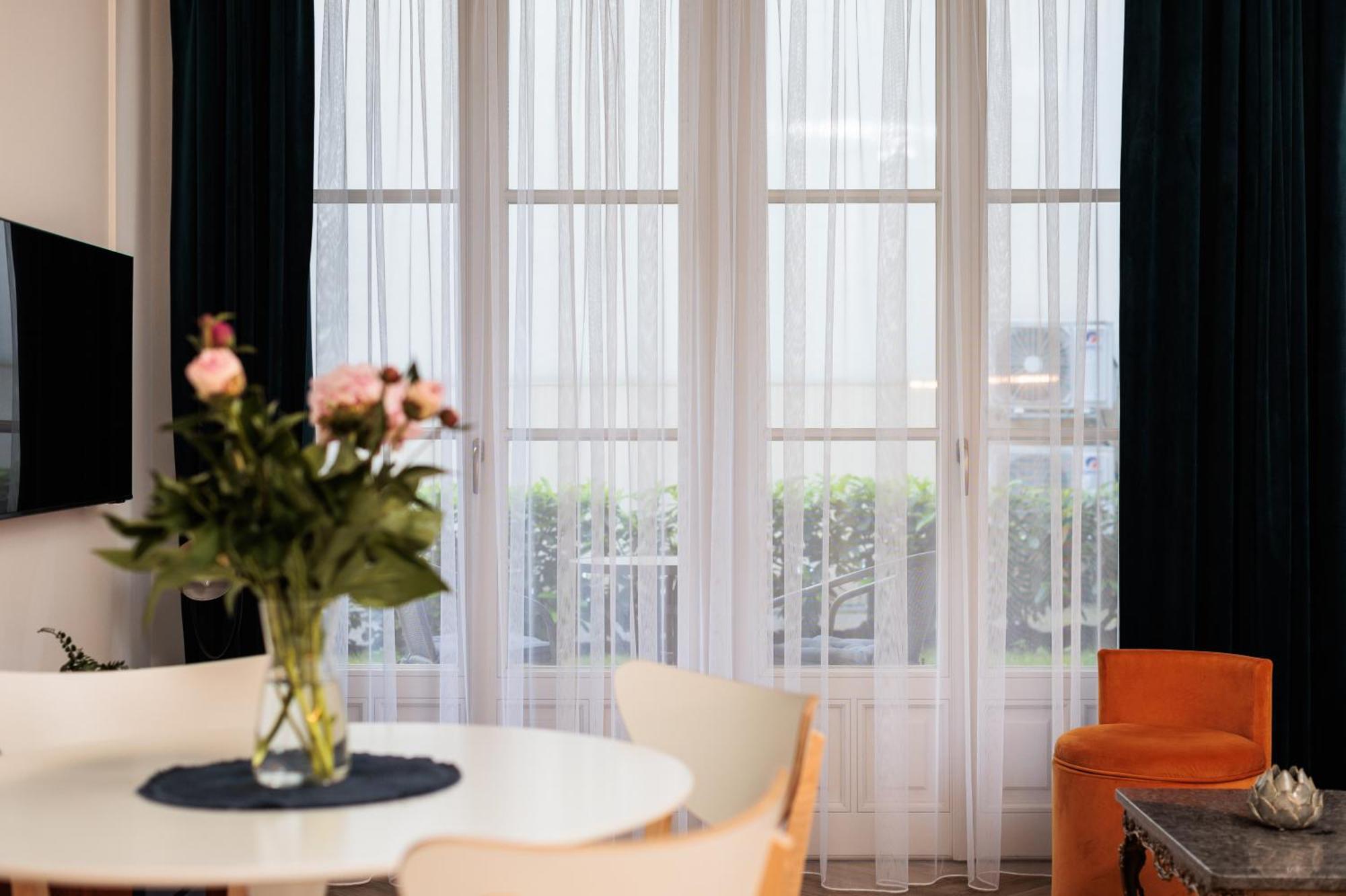 Atrium - Old Town Luxury Apartments - By Upstairs Krakow Bagian luar foto