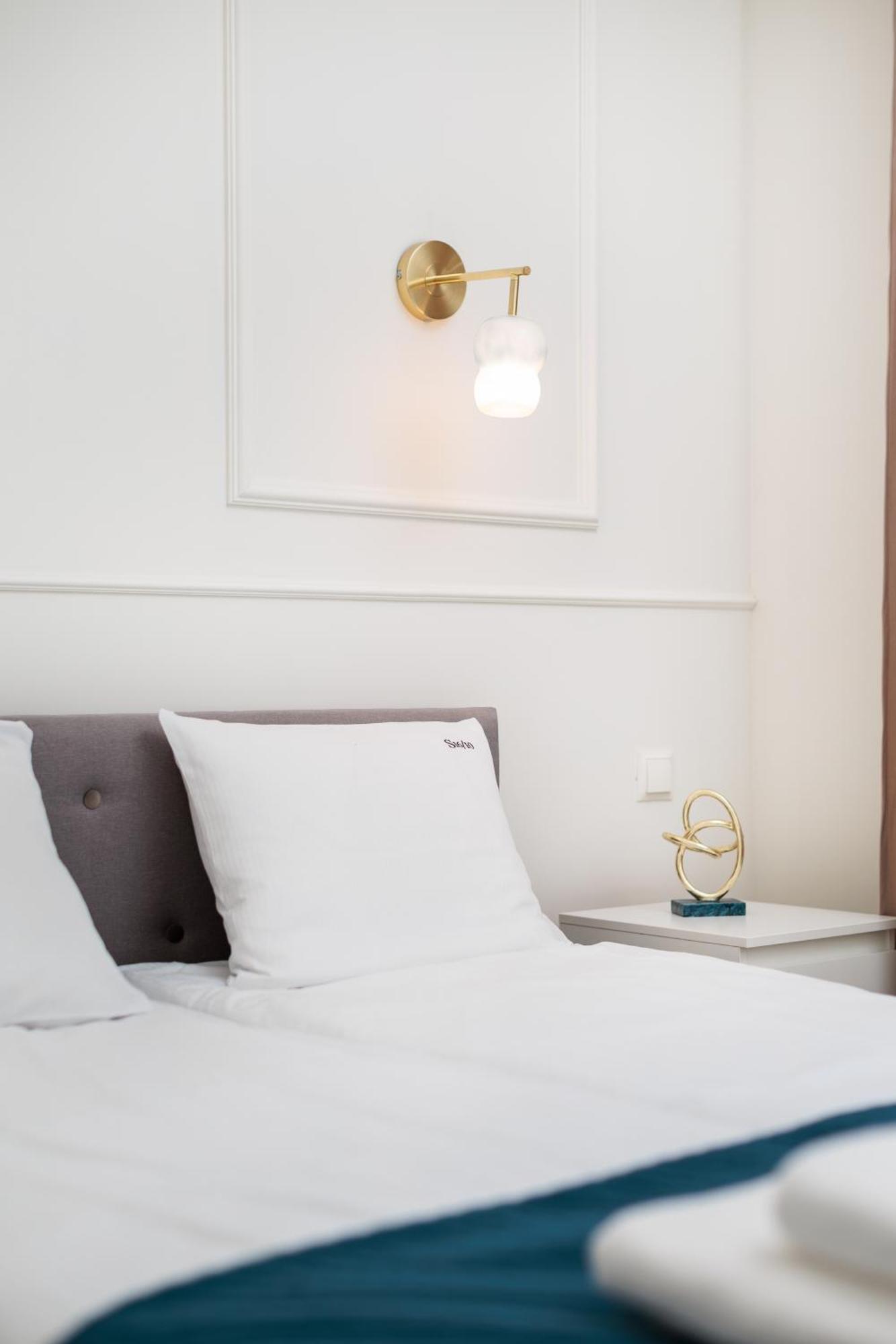 Atrium - Old Town Luxury Apartments - By Upstairs Krakow Bagian luar foto